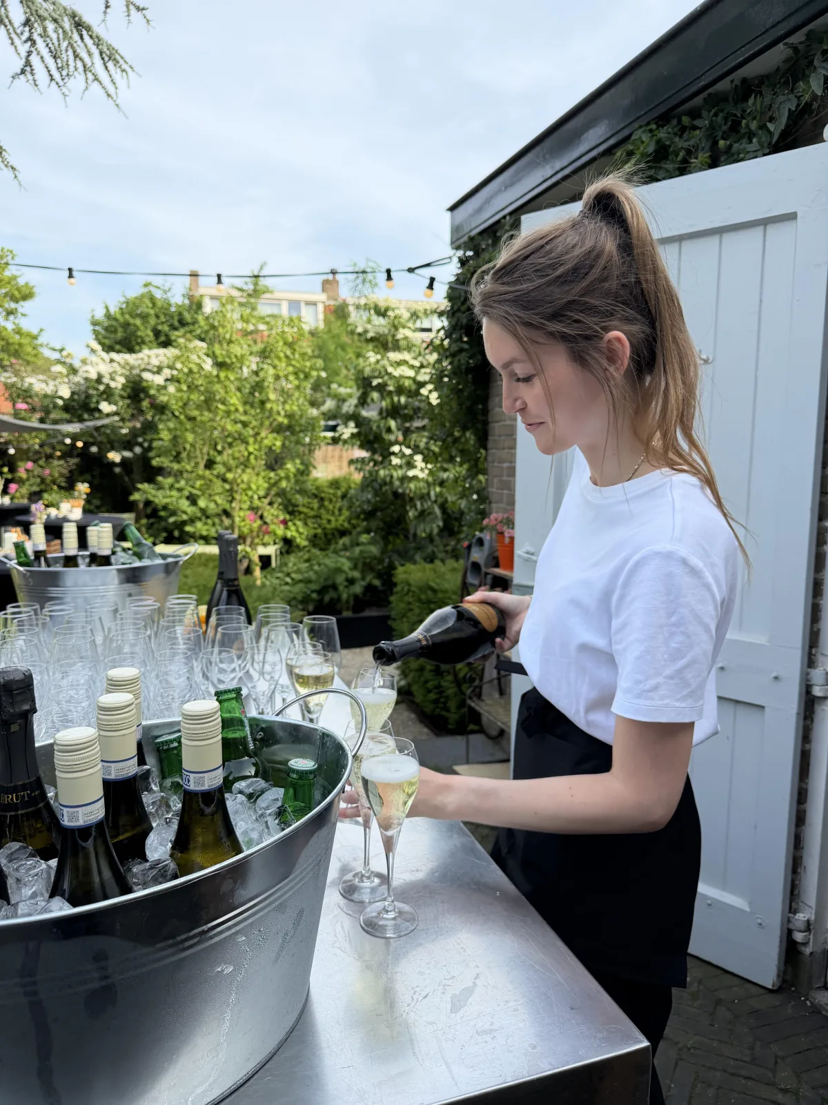 Bediening schenkt borrel in