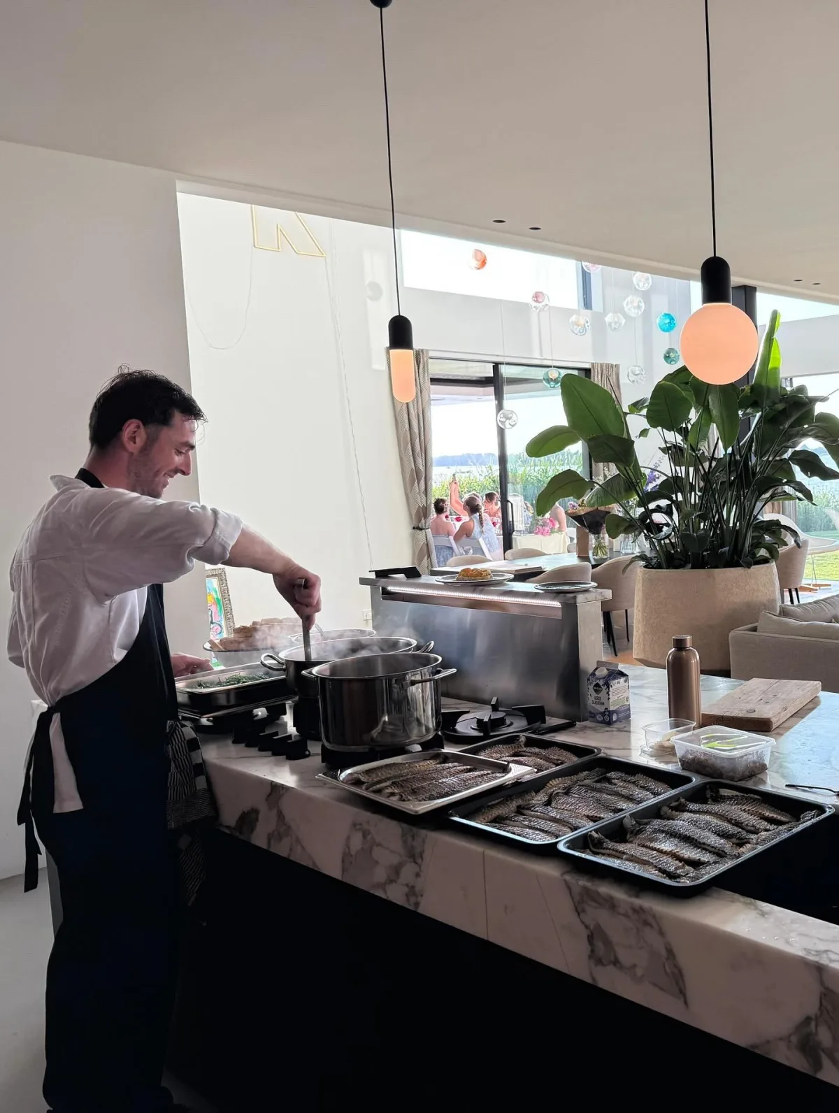 De kok staat in de keuken