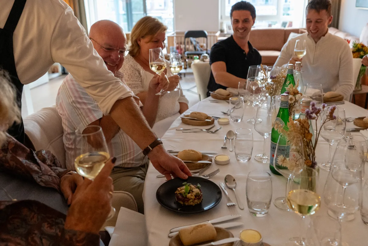 Gasten aan tafel
